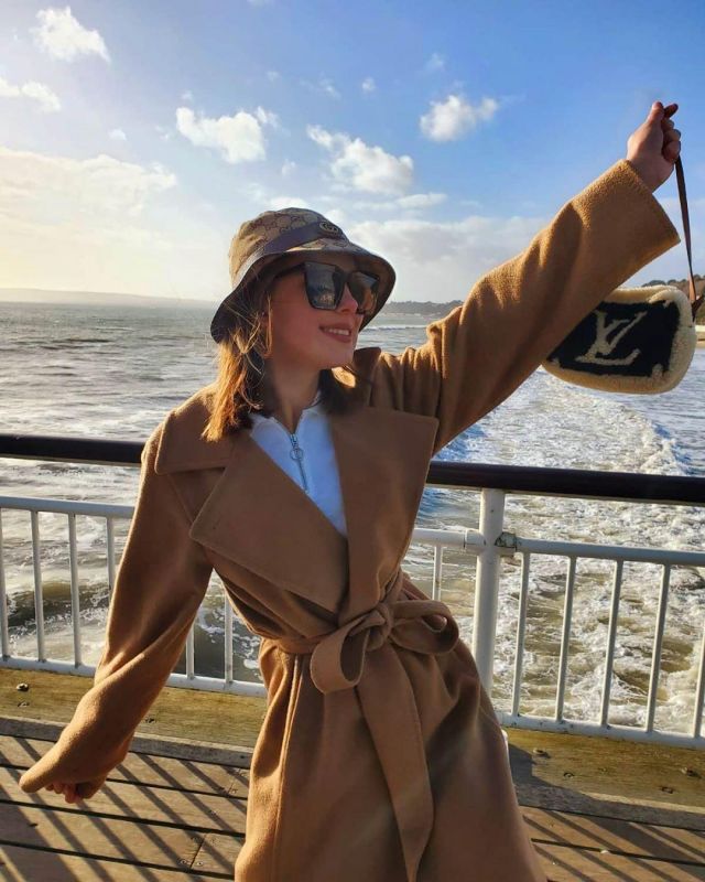 El bob de lona Gucci de Millie Bobby Brown en su cuenta de Instagram @milliebobbybrown
