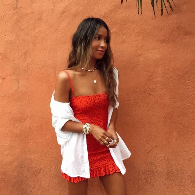 The mini red dress Billabong X Sincerelyjules worn by Julie Sariñana on her account Instagram @sincerelyjules 