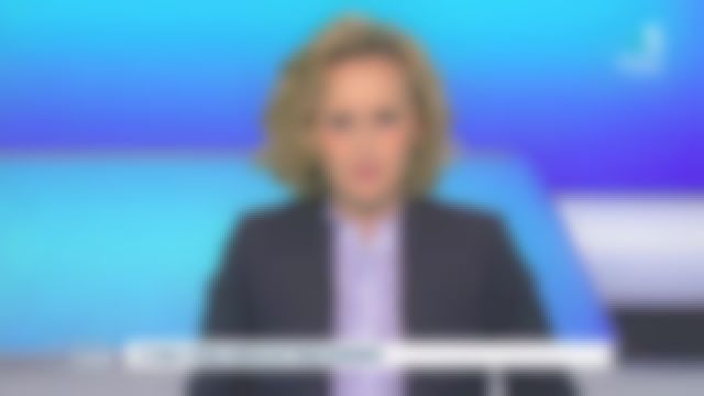 El blazer suave azul medianoche de Caroline Roux en C dans l'air el 28.04.2020