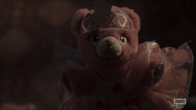 Ours en peluche princesse doué d'un Villanelle (Jodie Comer) dans le Meurtre de Veille (S03E03)