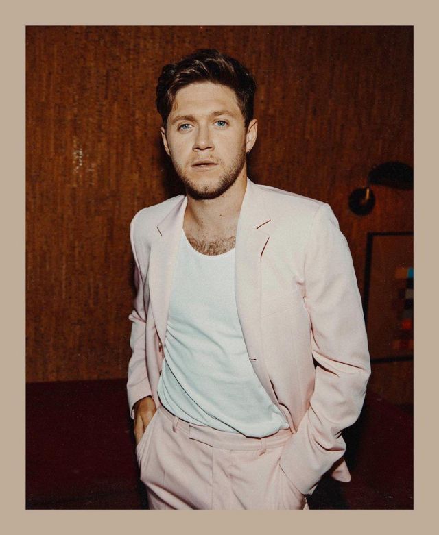 Le costume rose porté par Niall Horan sur son compte Instagram @niallhoran
