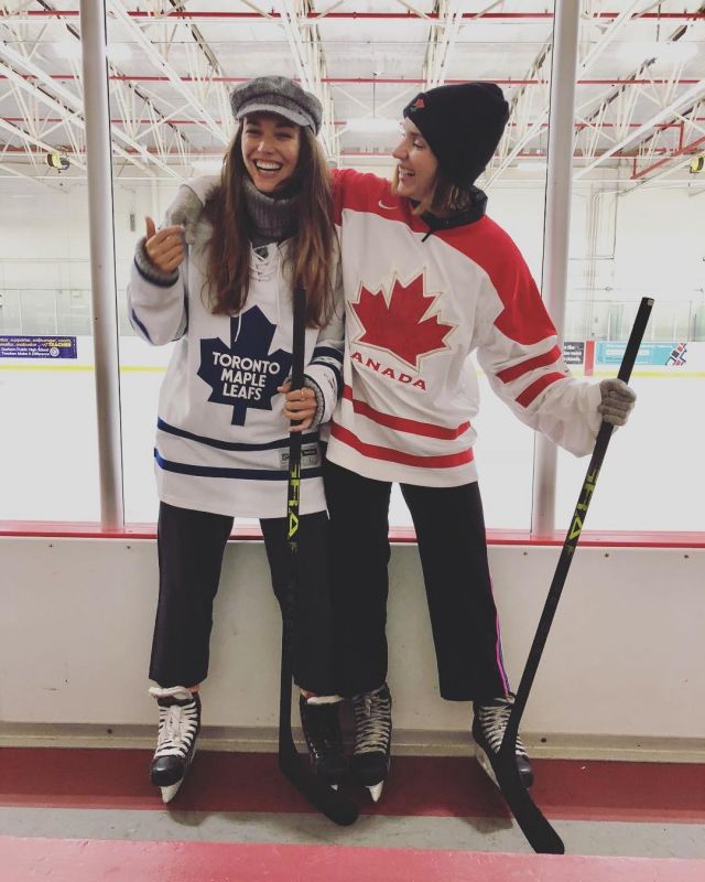 Le maillot des To­ronto Maple Leafs porté par Audrey Pirault sur son compte Instagram @audrey.pirault