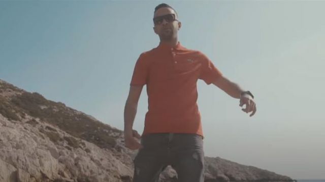 Le polo Lacoste porté par Naps dans son clip En boucle feat. Kalif Hardcore