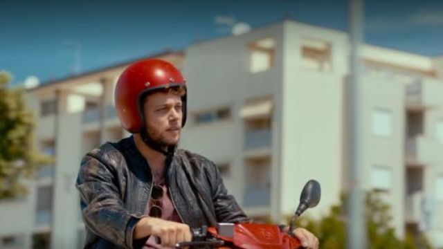 The motorcycle helmet red Alessandro (Ludovico Tersigni) in Three meters above the sky (S01E01)