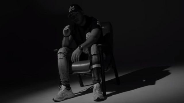 La paire de Adidas Ozweego portée par Hornet La Frappe dans son clip Gardav