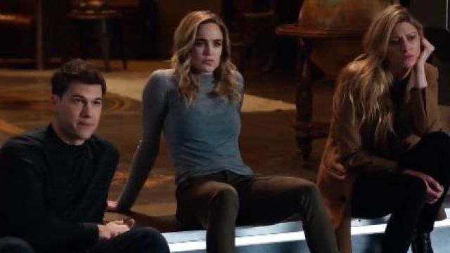 Grey Turtle­neck Sweater worn by Sara Lance (Caity Lotz) in DC's Legends of Tomorrow Season 5 Episode 10