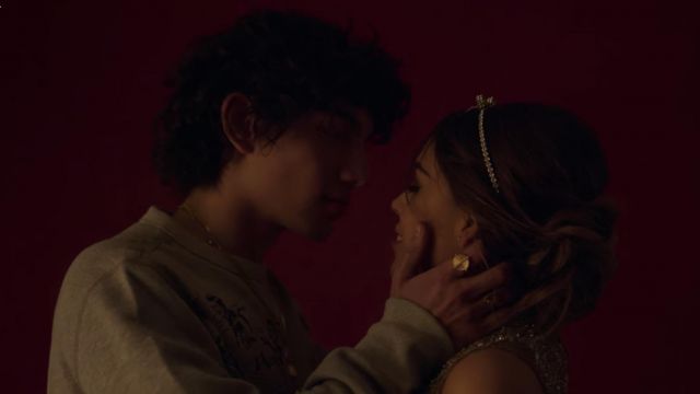 The gray sweater with printed design by Valerio (Jorge López) in the series Elite (S02E07)
