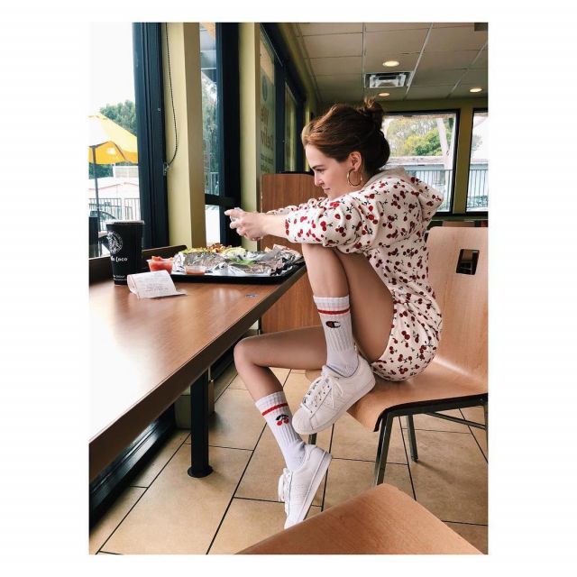 Adidas White Sneak­ers Su­per­star worn by Zoey Deutch on her Instagram account @zoeydeutch
