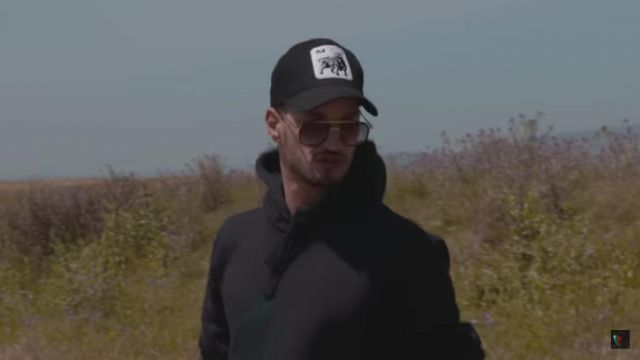 Le sweatshirt noir à capuche de Soolking dans son clip Espérance