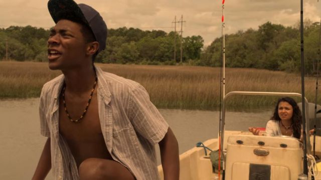Collier porté par le Pape (Jonathan Daviss) dans les Outer Banks (S01E01)