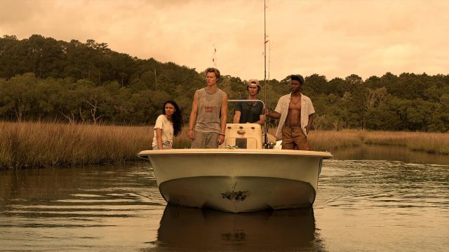 Gris rayé shirt porté par le Pape (Jonathan Daviss) dans les Outer Banks (S01E01)