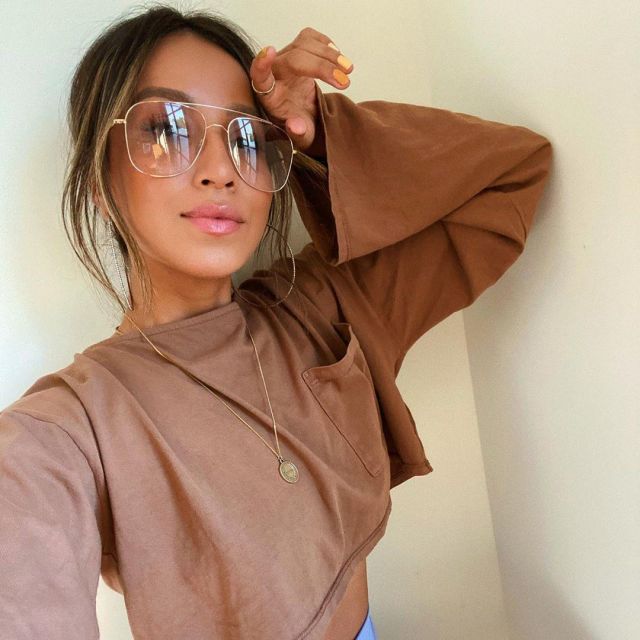 Les lunettes dorées  portées par Julie Sariñana sur son compte Instagram @sincerelyjules 