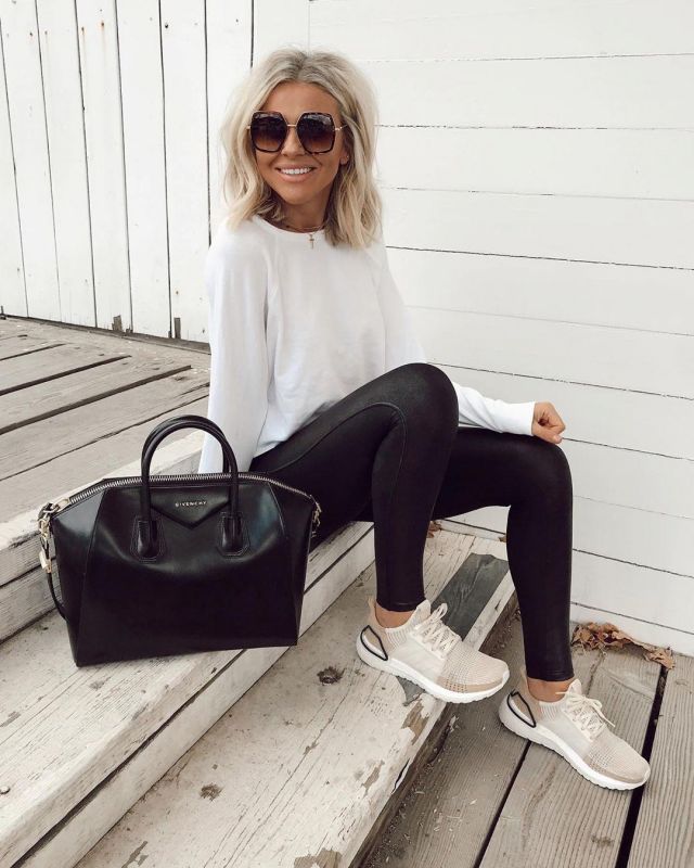 Spanx Faux Leather Leg­gings of Melissa Cole on the Instagram account @ellabrooksblog
