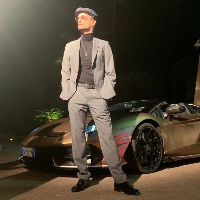La veste de costume grise de Soolking sur son compte Instagram @soolkingofficiel