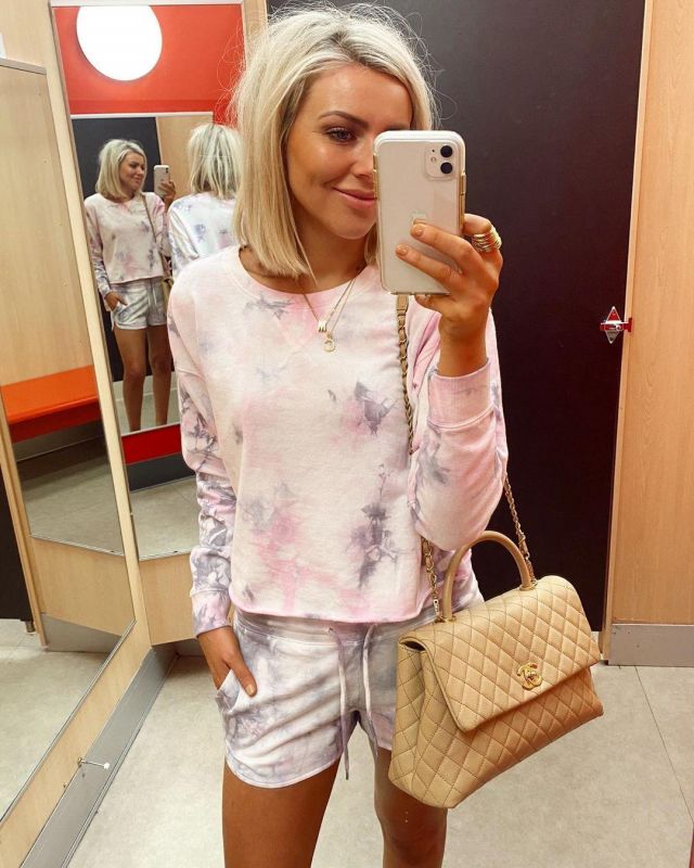 Tie-Dye Lounge Shorts portés par Melissa Coles sur l'Instagram account @ellabrooksblog