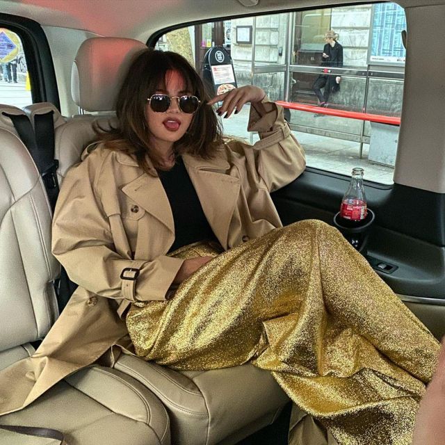 Le pantalon doré de Selena Gomez sur son compte Instagram @selenagomez