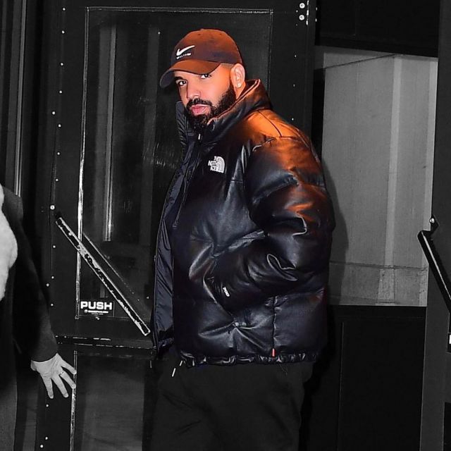 The down jacket black The North Face worn by Drake on his account Instagram @champagnepapi 