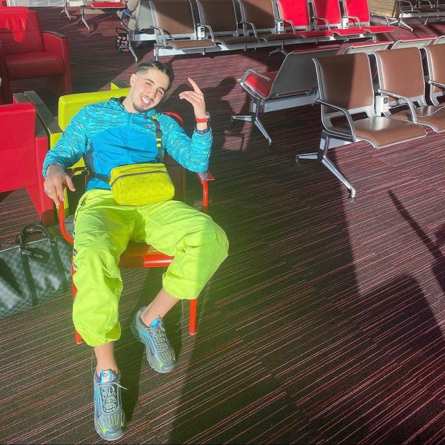 Le pantalon de survêtement jaune fluo Supreme x Champion de Lazer sur le compte Instagram de @lazer_2mz