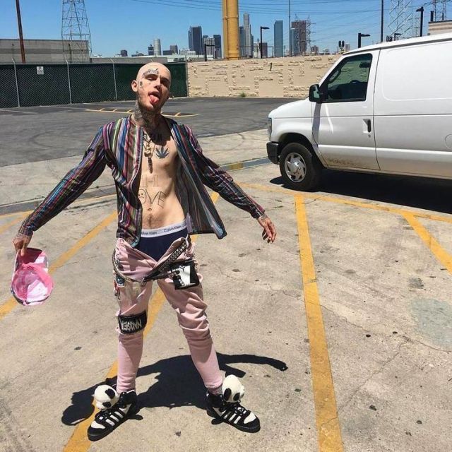 The sneakers Panda Adidas x Jeremy Scott worn by Lil Peep on the account Instagram of @lilpeepgallery