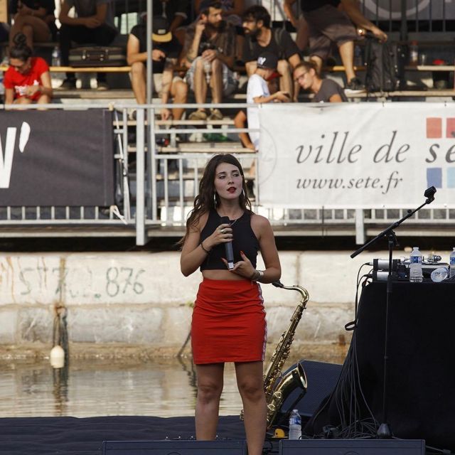 The top no sleeve black worn by Maïcee on his account Instagram @maiceemusic