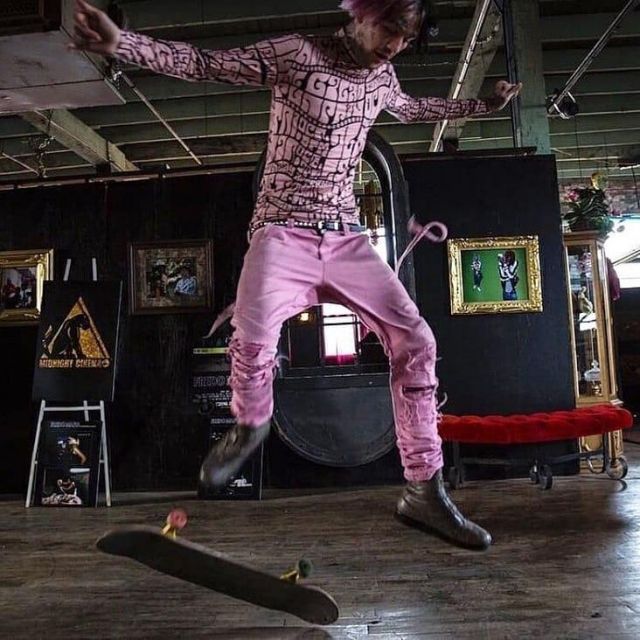 The top turtleneck Dries Van Noten pink worn by Lil Peep on the account Instagram of @lilpeep_brasil
