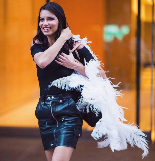 La falda de cuero que lució Adriana Lima en la cuenta de Instagram de @adrianalimaforeverlove