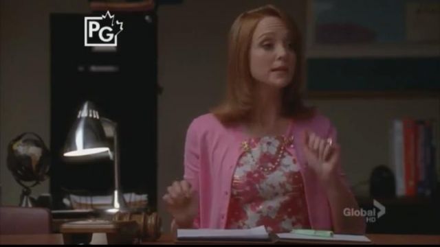 La robe à fleurs portée par Emma Pillsbury (Jayma Mays) dans Glee (S02E15)