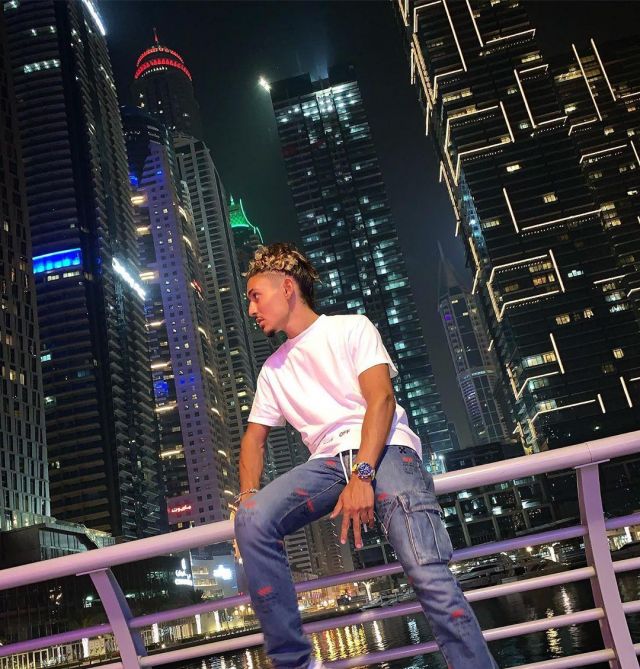 The jean right pattern monogrammed Off-White Moha MMZ on the account Instagram of @moha_2mz
