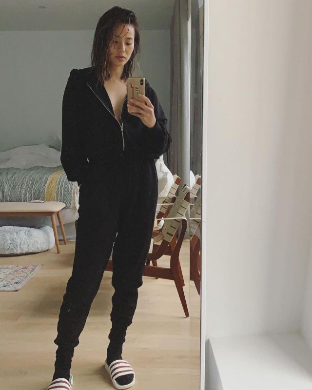 Storets Athena Sweat Capuche Combinaison en Noir porté par Jamie Chung Instagram le 1er Mai 2020