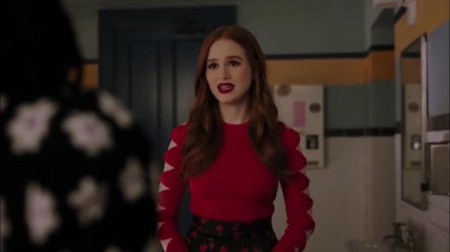 Le pull rouge ajouré sur les manches porté par Cheryl Blossom (Madelaine Petsch) dans la série Riverdale (Saison 4 Épisode 15)