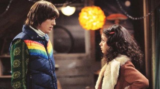 La veste doudoune à chevrons arc-en-ciel portée par Michael Kelso (Ashton Kutcher) dans That '70s Show (S01E13)