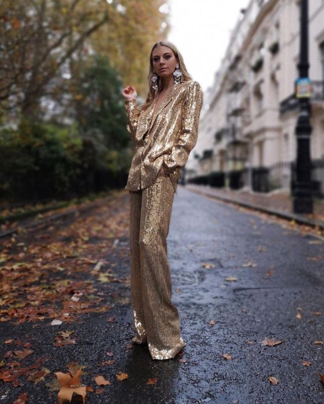 Se­quined Tulle Blaz­er of Laura Wills on the Instagram account @thefashionbugblog