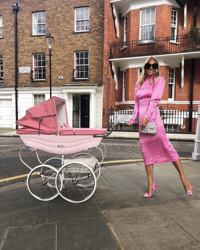 Manolo Blahnik Pink Pumps of Laura Wills on the Instagram account @thefashionbugblog