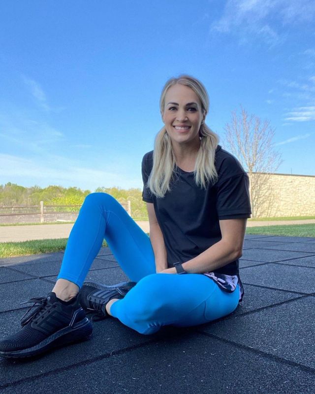 Calia by Carrie Underwood En­er­gize Leg­gings worn by Carrie Underwood Instagram April 29, 2020