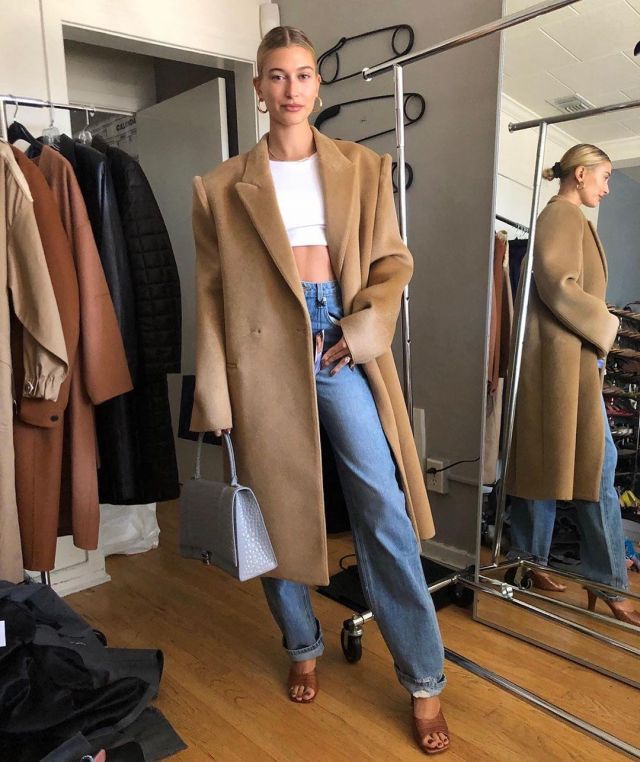 Balenciaga Sus­pend­ed Shoul­der Coat Jaune Acide of Hailey Baldwin on the Instagram account @haileybieber May 3, 2020