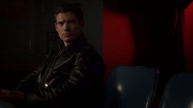 La veste en cuir noire de flic portée par Rock Hudson (Jake Picking) dans Hollywood (Saison 1 Episode 1)
