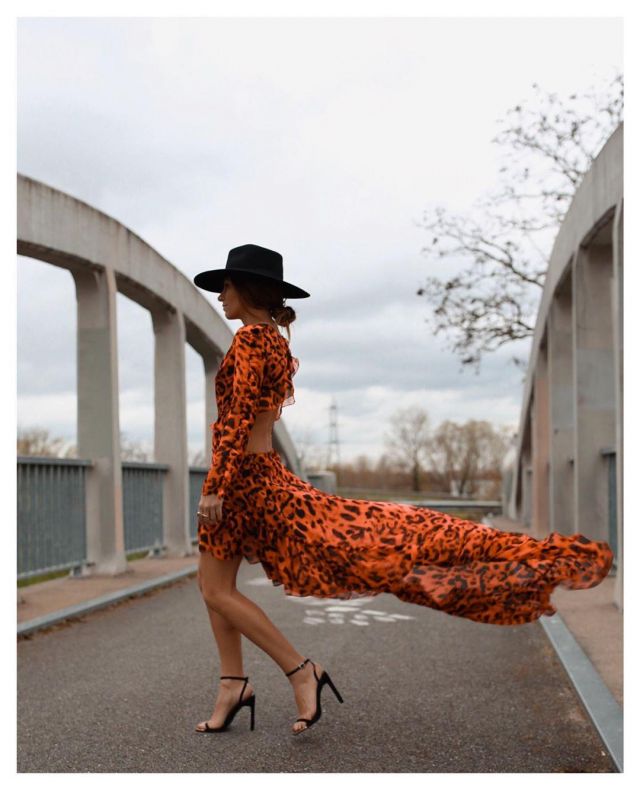 The leopard dress asymmetric halter and ruffles of Cindy on his account Instagram @boho_addict