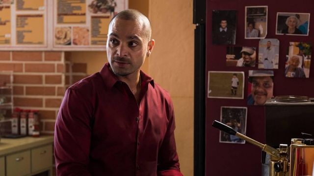 Camisa roja usada por Nacho Varga (Michael Mando) como se ve en Better Call Saul (Temporada 4 Episodio 6)