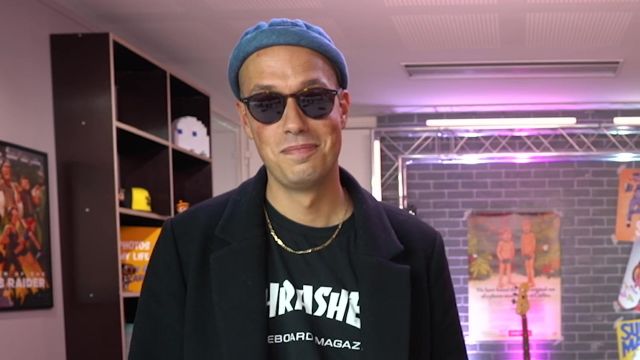 Les lunettes de soleil de Raphaël Carlier aka Carlito dans la vidéo ON REPASSE LE BAC : ESPAGNOL (24H À BARCELONE POUR RÉVISER) - Ep.3