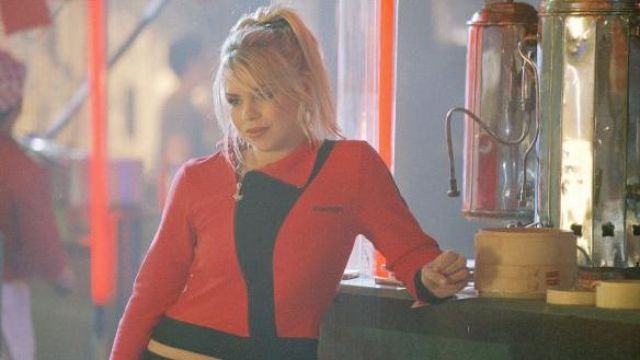 Punkyfish Veste portée par Rose Tyler (Billie Piper) dans Doctor Who (S01E07)