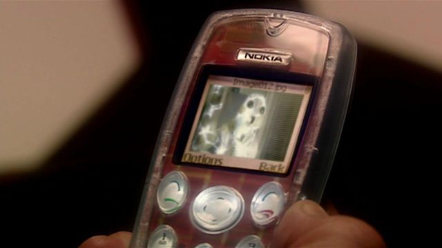 Nokia 3200 mobile phone used by Rose Tyler (Billie Piper) in Doctor Who (S01E05)