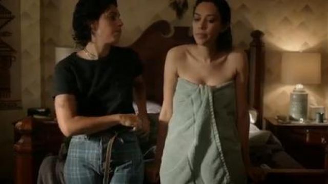 Levi's Black Pock­et Tee worn by Nico (Roberta Colindrez) in Vida Season 3 Episode 2