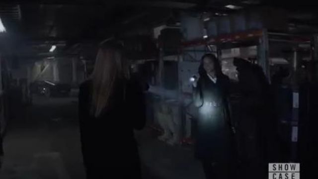 Belted Trench porté par Sophie Moore (Meagan Tandy) dans Batwoman Saison 1 Épisode 18