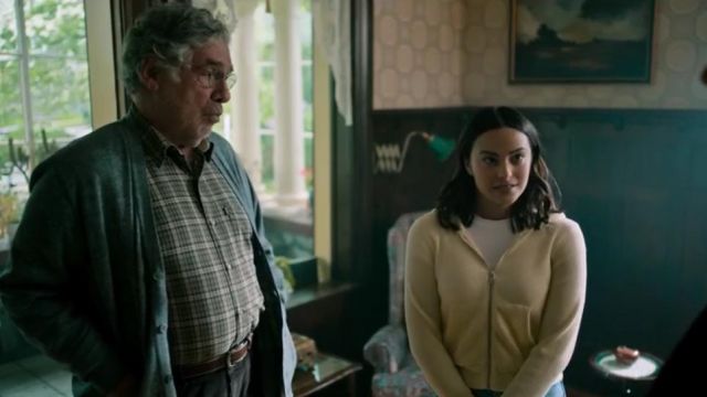 The zipped cardigan light yellow Katie (Camila Mendes) in Lies and betrayals