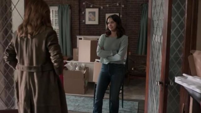 Le jean bleu marine skinny de Katie (Camila Mendes) dans Mensonges et trahisons