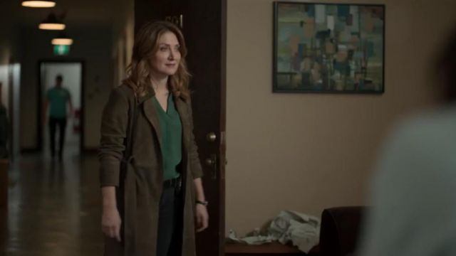 The top collar plunging green worn by the Detective Chesler (Sasha Alexander) in Lies and betrayals