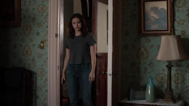 The ribbed t-shirt black, Katie (Camila Mendes) in Lies and betrayals