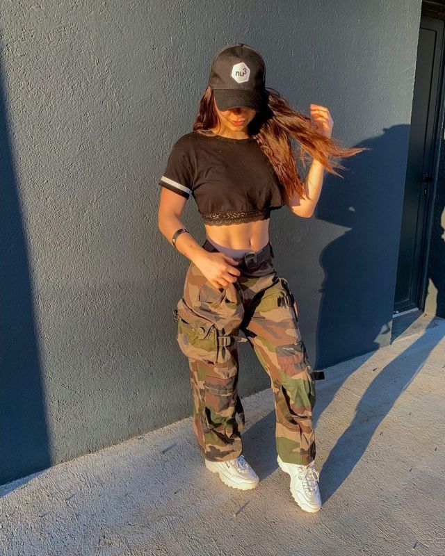 The cargo pants camouflage pattern worn by Juju Fitcats on his account Instagram @jujufitcats