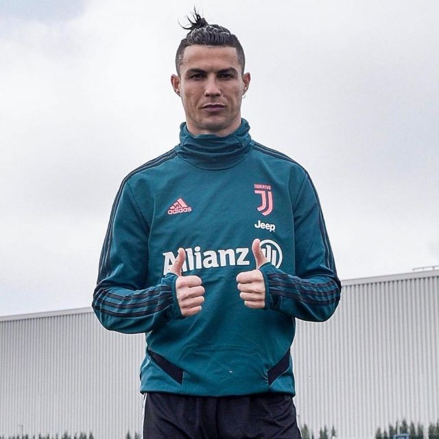 La veste de sport bleu vert Adidas de la Juventus de Turin portée par Cristiano Ronaldo sur son compte Instagram @cristiano