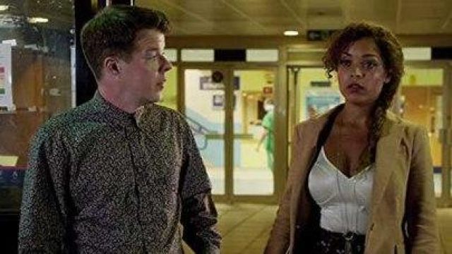 Camisa floral gris oscuro de Jonno (Stephen Wight) en Lovesick (S01E04)